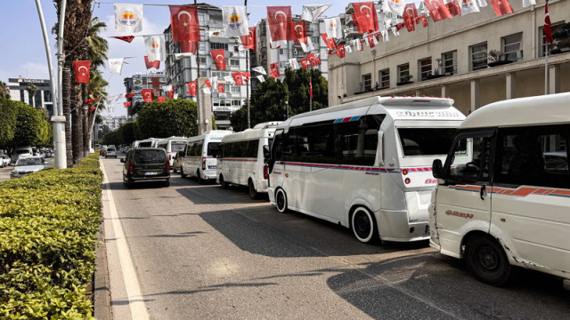 Adana'da dolmuşçulardan "güzergah" eylemi