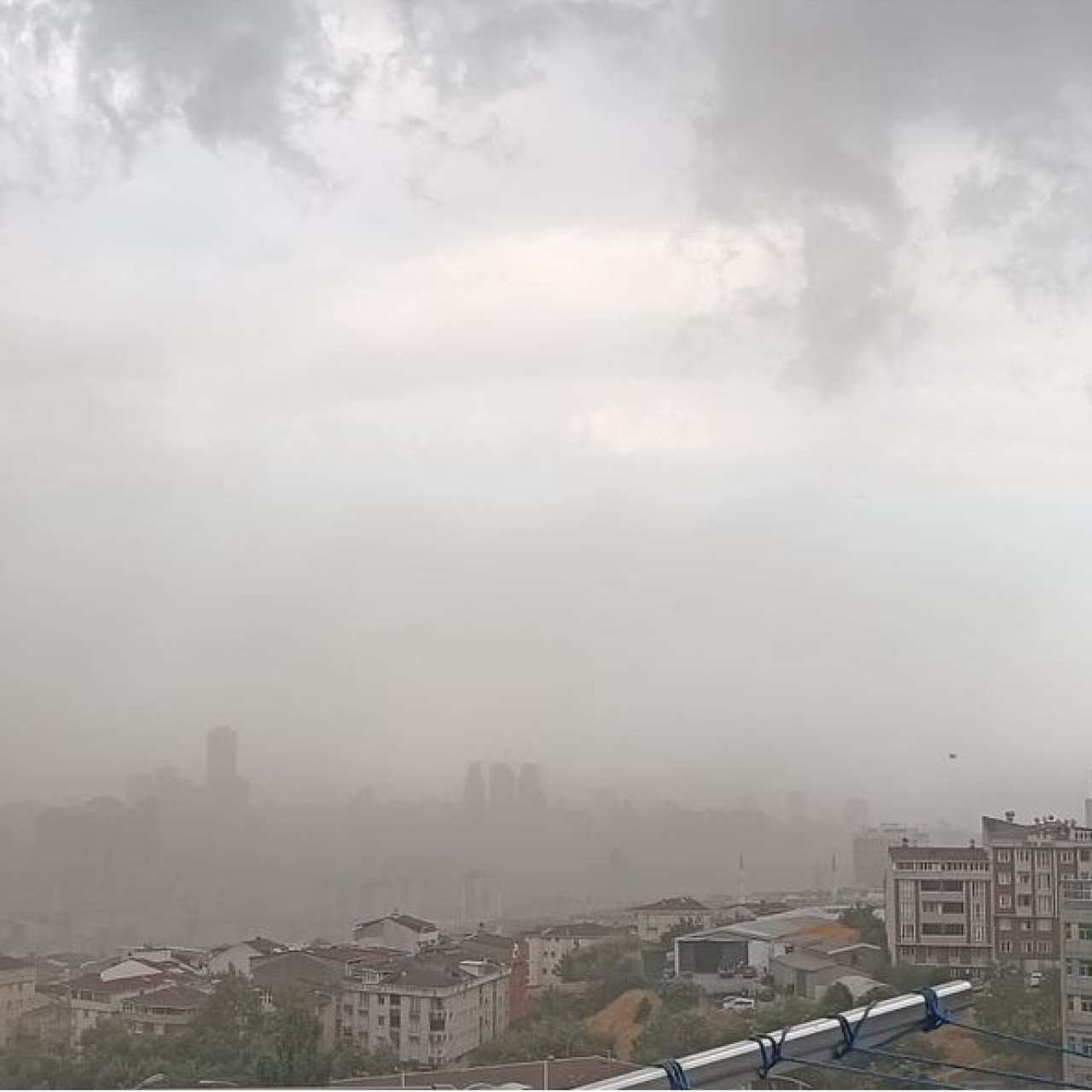 Meteoroloji uyarmıştı! İstanbul'da fırtına etkili oldu