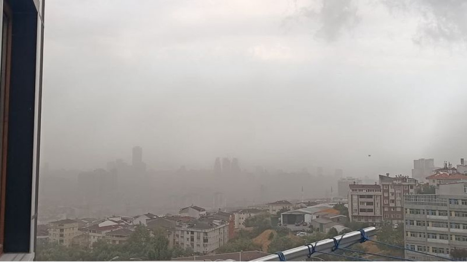 Meteoroloji uyarmıştı! İstanbul'da fırtına etkili oldu