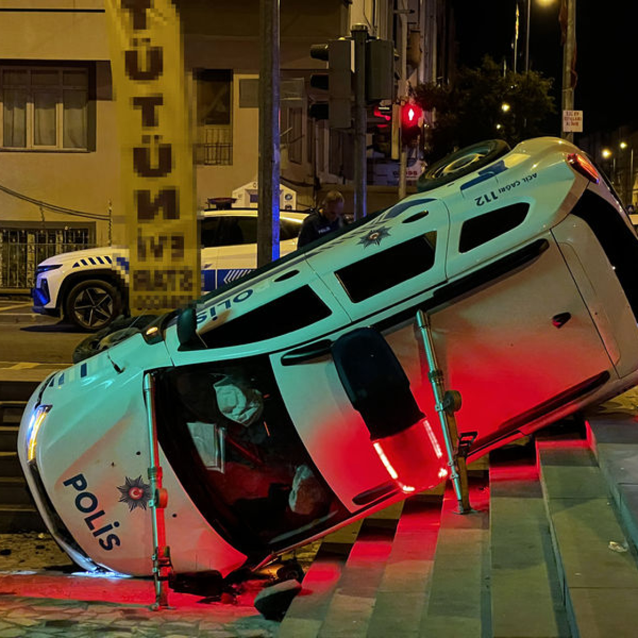 Polis aracı, otomobille çarpıştı: 3 yaralı