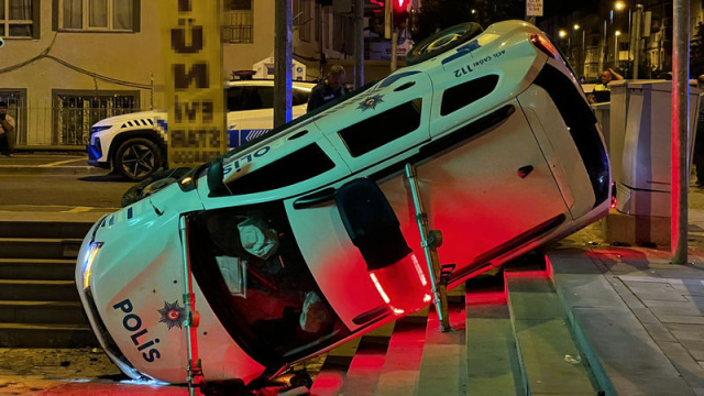 Polis aracı, otomobille çarpıştı: 3 yaralı