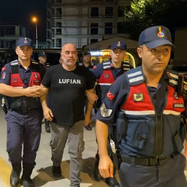 Ezel Akay ve kardeşi gözaltına alındı
