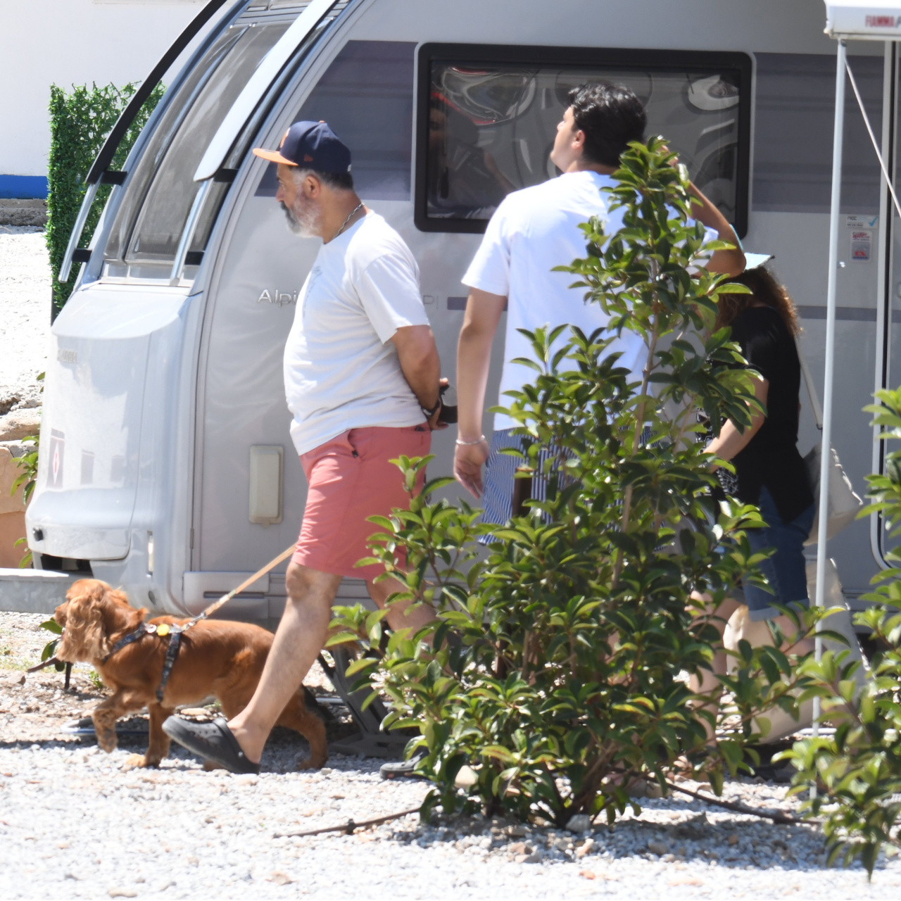 Ünlü oyuncu karavan tatilinde