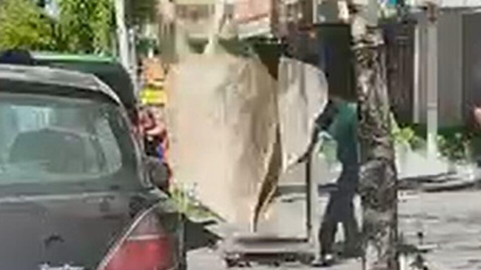 7'nci kattaki halı, başına düştü