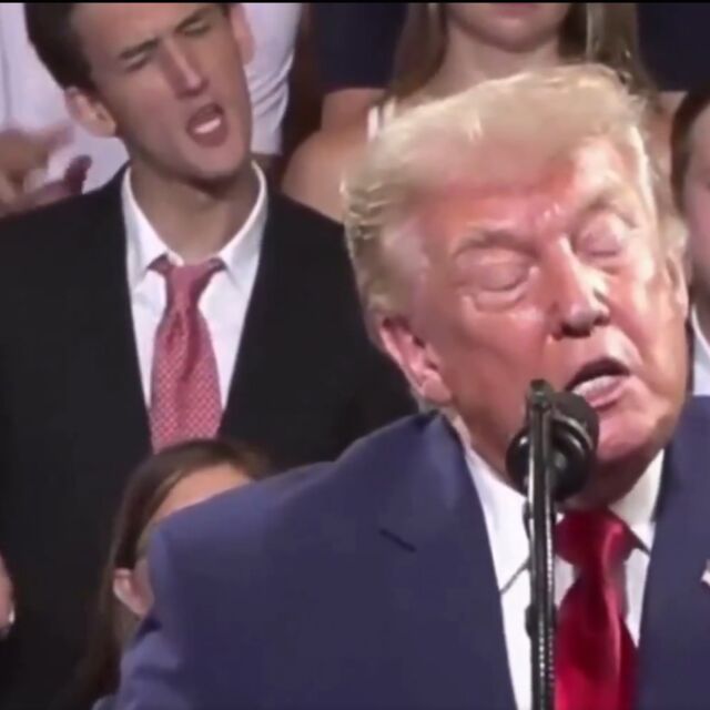 Trump'ın arkasına oturdu, Trump'la dalga geçti