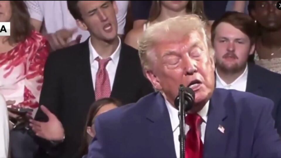 Trump'ın arkasına oturdu, Trump'la dalga geçti