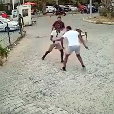 İkisi de bıçağına sarıldı... Kanlı düello kamerada!