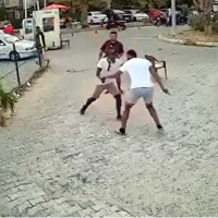 İkisi de bıçağına sarıldı... Kanlı düello kamerada!