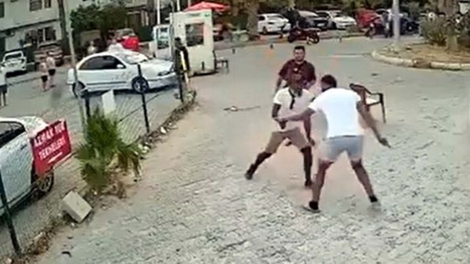 İkisi de bıçağına sarıldı... Kanlı düello kamerada!