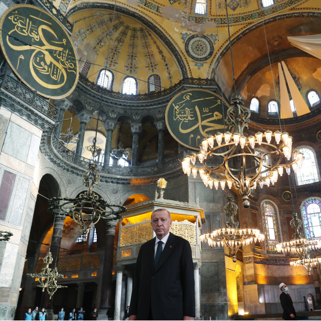 'Fethin Mührü: Ayasofya-i Kebîr Câmi-i Şerîfi' kitabı raflarda