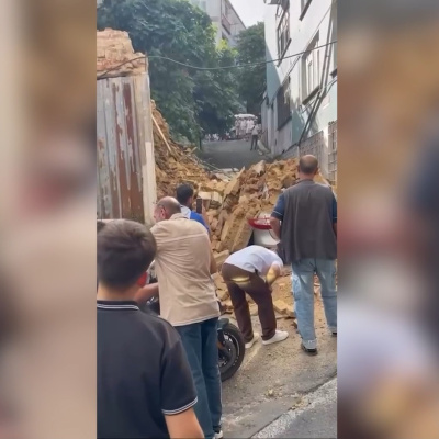 Beyoğlu'nda 2 katlı metruk bina çöktü