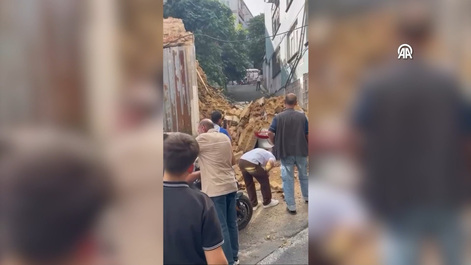 Beyoğlu'nda 2 katlı metruk bina çöktü