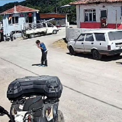 Yere düşen Atatürk portresini öpüp kaldırdı