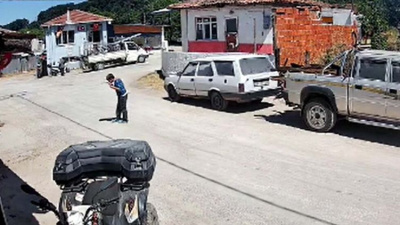 Yere düşen Atatürk portresini öpüp kaldırdı