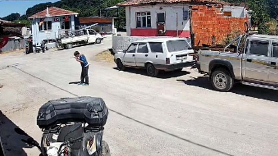 Yere düşen Atatürk portresini öpüp kaldırdı
