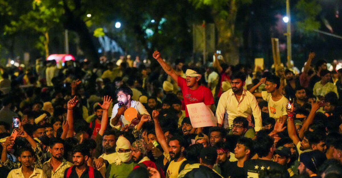 "Hamam Böceği Halk Partisi"nin protestoları sürüyor