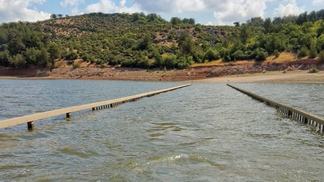 Barajda sular çekildi, köprü ortaya çıktı