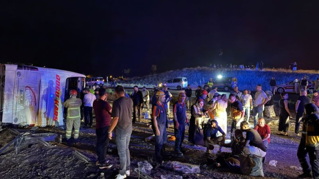 40 yaralı! Yolcu otobüsü devrildi