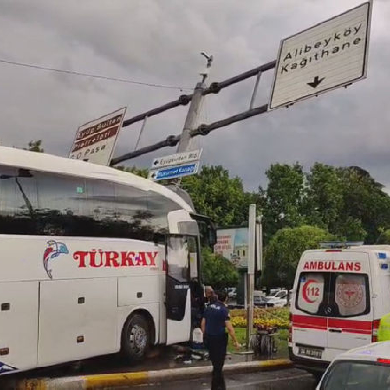 Otobüs yönlendirme direğine çarptı haber görseli