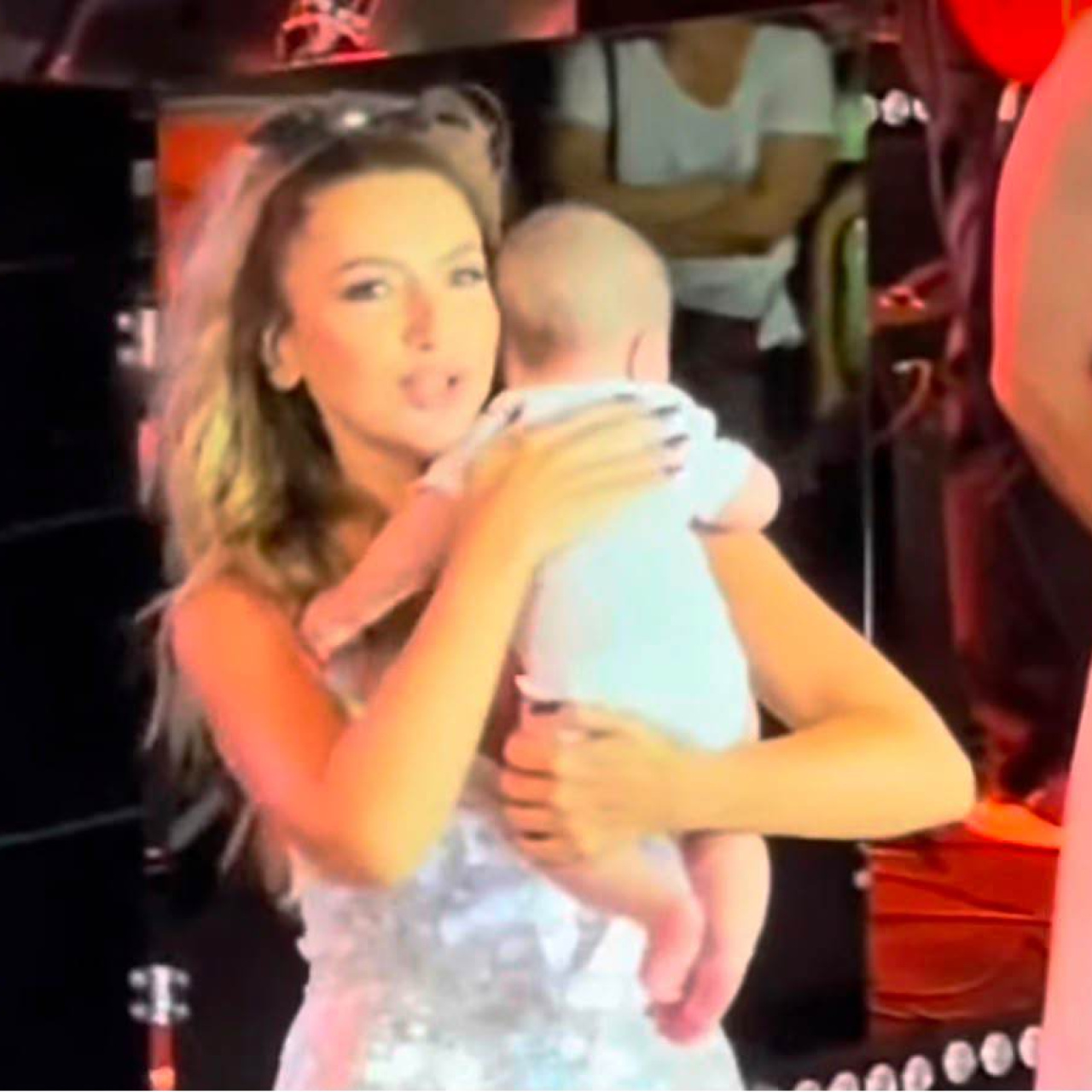 Hadise'den beşibiryerde sözü