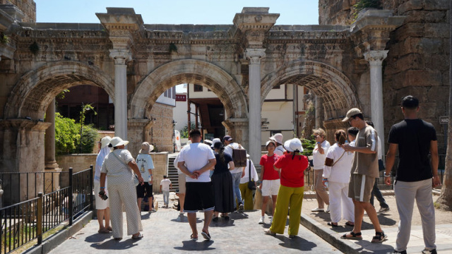 Antalya'da kaçak rehberlere denetim