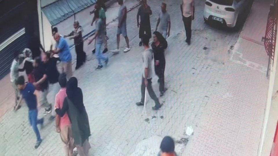 2 polisin yaralandığı kavga kameralarda