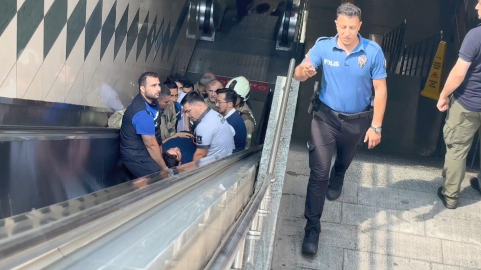 Görme engelli kişi metro raylarına düştü