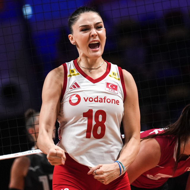 "Boynumuzda altın madalyayla dönüyoruz"