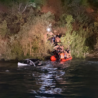 Takla atan otomobil Munzur Nehri'ne düştü: 2 yaralı