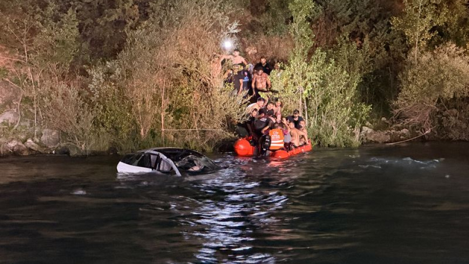 Takla atan otomobil Munzur Nehri'ne düştü: 2 yaralı