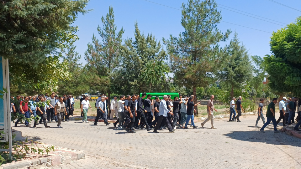 Kahreden görüntü! Öldürüldükleri mezarlıkta defnedildiler!