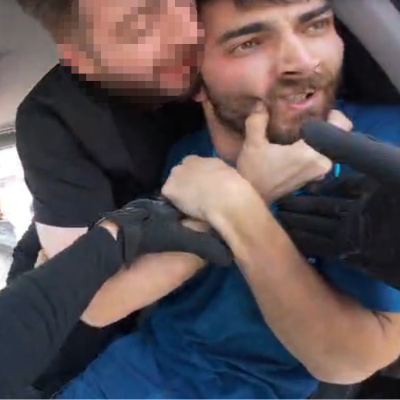 Araca girdi, sürücüyü darp etti!