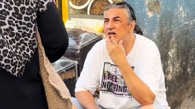 Ünlü şarkıcı pazarda banyo lifi sattı