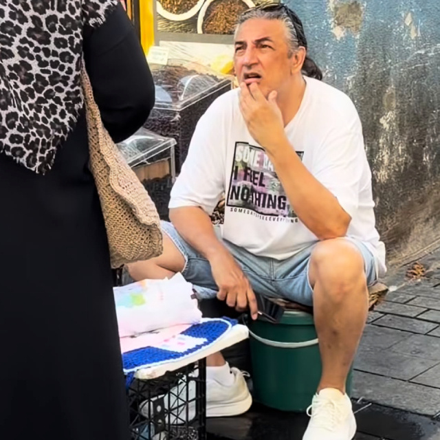 Ünlü şarkıcı pazarda banyo lifi sattı