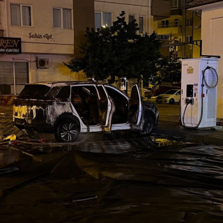 Şarj istasyonunda elektrikli otomobil yangını