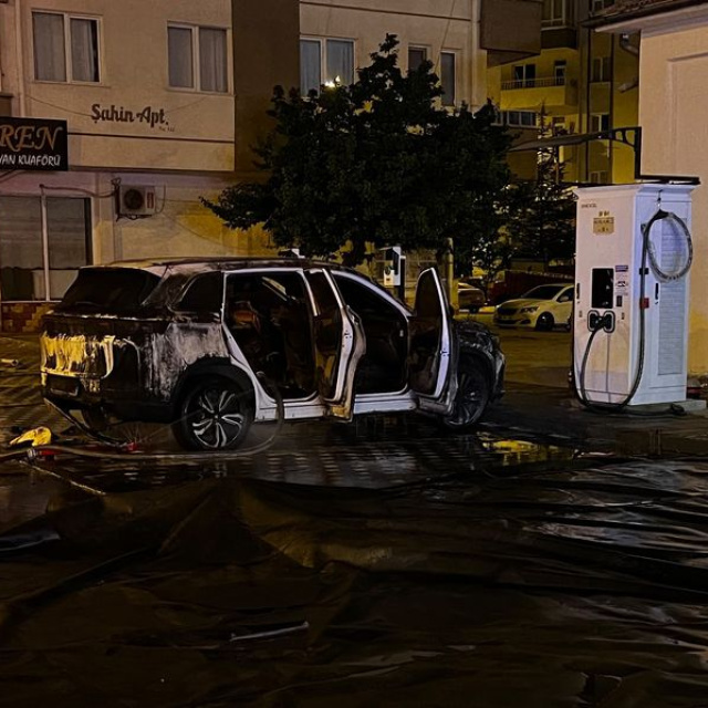 Şarj istasyonunda elektrikli otomobil yangını