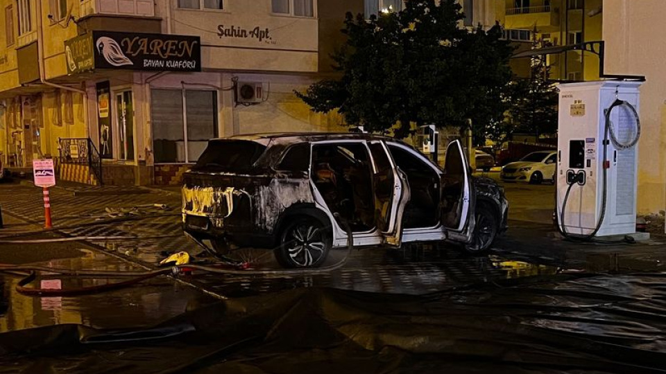 Şarj istasyonunda elektrikli otomobil yangını