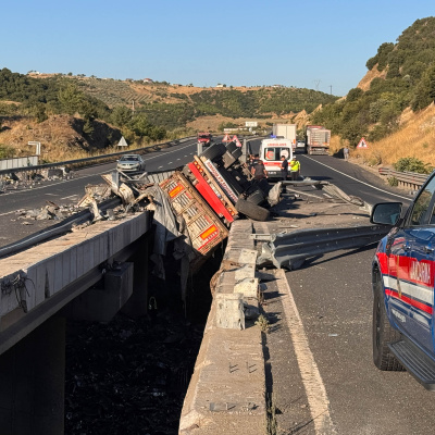Köprüde devrilen TIR'dan nehre düştü!