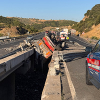Köprüde devrilen TIR'dan nehre düştü!