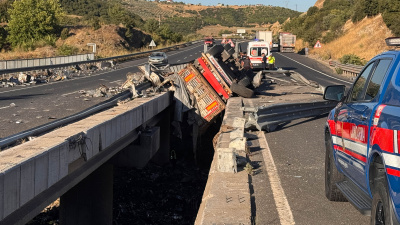 Köprüde devrilen TIR'dan nehre düştü!