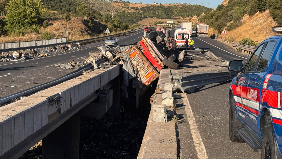 Köprüde devrilen TIR'dan nehre düştü!