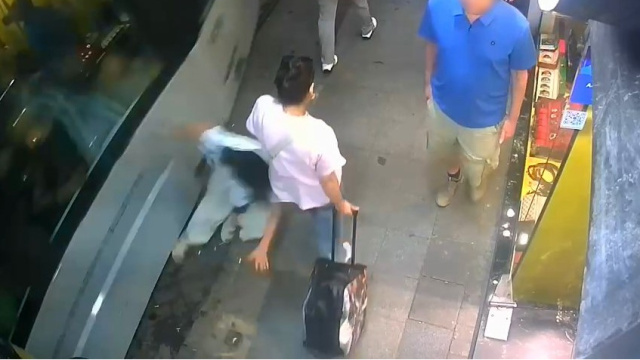 İstanbul'da tramvay, kadına çarptı!