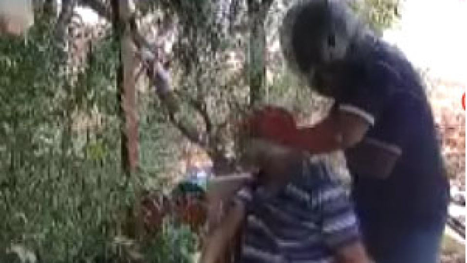 Olay anı kamerada... 80 yaşındaki adamın boynunu kırmak istedi!