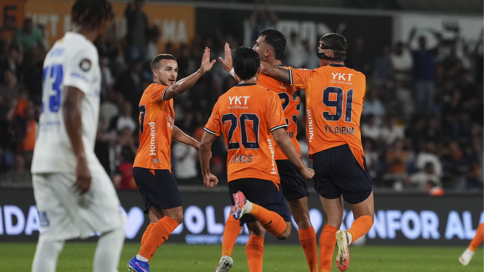 Başakşehir, tur için sahada!