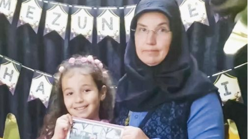 Anne ve kızına kırmızı ışıkta 112 km ile vurmuş