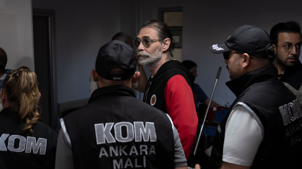 Erdal Beşikçioğlu gözaltına alındı