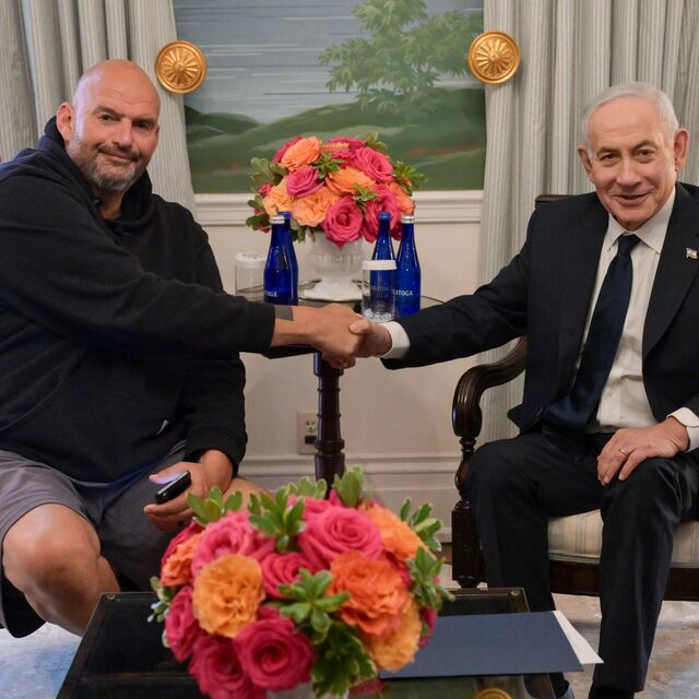 Netanyahu'yu şortla karşıladı