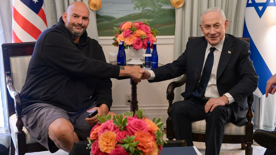 Netanyahu'yu şortla karşıladı