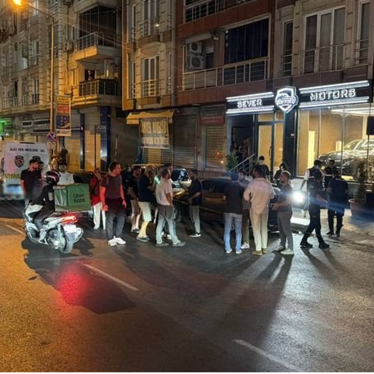 Oto galeriye silahlı saldırı: 1 ölü, 3 yaralı