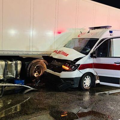 Ambulans, TIR ile çarpıştı: 6 yaralı